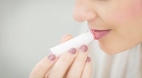 Baumes à lèvres : des composés toxiques dans la moitié des produits testés